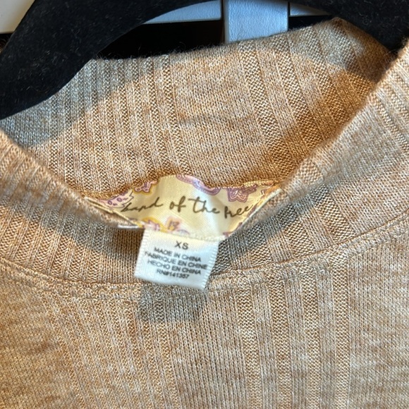 Band of the Free tan 3/4 sleeve mock neck top size XS NWT - Picture 2 of 3